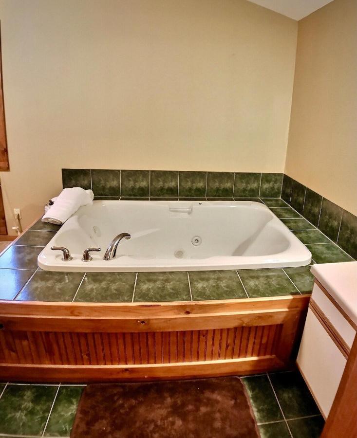 Cedar Creek Cabins #1 - Giant Spa Tub, Large Wooded Porch, Full Kitchen, 1 Bedroom Eureka Springs Exteriör bild